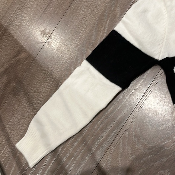 Cozy White and black cozy sweater - Picture 2 of 3